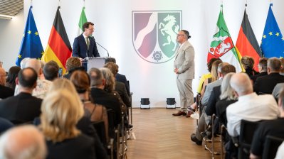 Ministerpräsident Hendrik Wüst verleiht Verdienstorden des Landes Nordrhein-Westfalen an 15 Persönlichkeiten