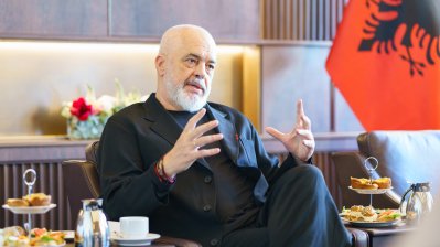 Edi Rama gestikuliert im Gespräch