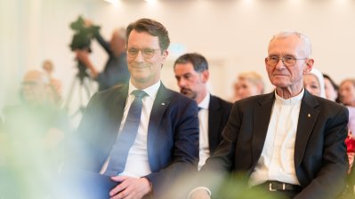 Pfarrer Franz Meurer aus Köln erhält Mevlüde-Genç-Medaille von Ministerpräsident Wüst