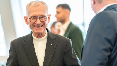 Pfarrer Franz Meurer aus Köln erhält Mevlüde-Genç-Medaille von Ministerpräsident Wüst