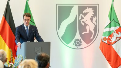 Pfarrer Franz Meurer aus Köln erhält Mevlüde-Genç-Medaille von Ministerpräsident Wüst