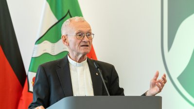 Pfarrer Franz Meurer aus Köln erhält Mevlüde-Genç-Medaille von Ministerpräsident Wüst