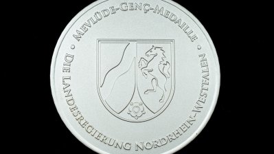 Pfarrer Franz Meurer aus Köln erhält Mevlüde-Genç-Medaille von Ministerpräsident Wüst