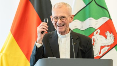 Pfarrer Franz Meurer aus Köln erhält Mevlüde-Genç-Medaille von Ministerpräsident Wüst