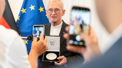 Pfarrer Franz Meurer aus Köln erhält Mevlüde-Genç-Medaille von Ministerpräsident Wüst
