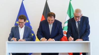 Die 3 Vertreter unterzeichnen die Erklärung