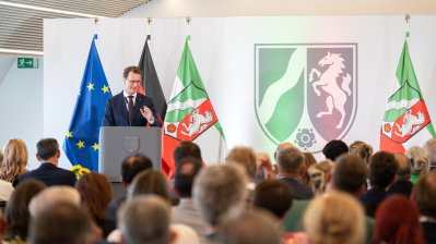 Ministerpräsident Hendrik Wüst verleiht Verdienstorden des Landes Nordrhein-Westfalen an 16 Persönlichkeiten