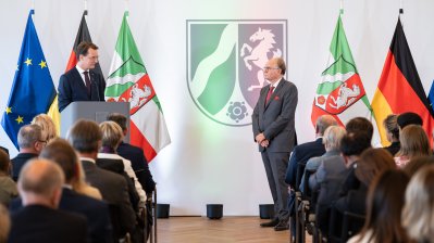 Ministerpräsident Hendrik Wüst verleiht Verdienstorden des Landes Nordrhein-Westfalen an 16 Persönlichkeiten