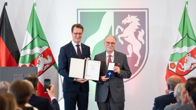 Ministerpräsident Hendrik Wüst verleiht Verdienstorden des Landes Nordrhein-Westfalen an 16 Persönlichkeiten