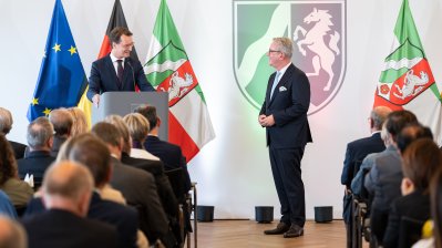 Ministerpräsident Hendrik Wüst verleiht Verdienstorden des Landes Nordrhein-Westfalen an 16 Persönlichkeiten