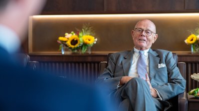 Ministerpräsident Hendrik Wüst überreicht den Bundesverdienstorden an Dr. Walter Wübben