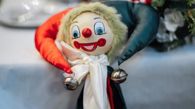 Ein Troll auf einem Tisch