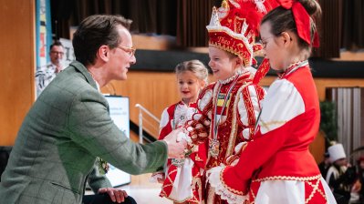 Ministerpräsident Hendrik Wüst überreicht den Karnevalsorden auf der Bühne
