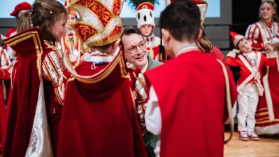 Ministerpräsident Hendrik Wüst überreicht den Karnevalsorden auf der Bühne