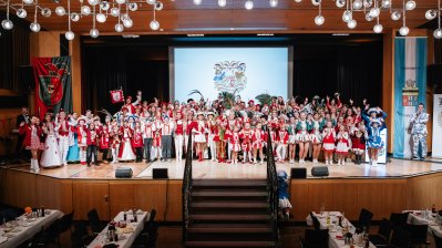 Großem Gruppenfoto auf der Bühne