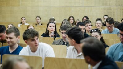 Studierende im Hörsaal diskutieren