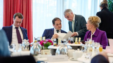 Landesregierung beschließt weitere Entlastungen zur Modernisierung des Staates