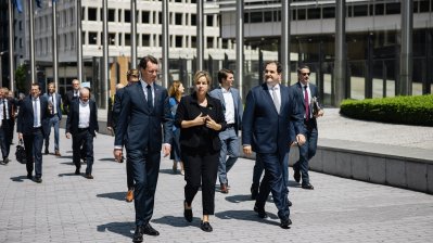 MP Wüst, Wirtschaftsministerin Neubaur und Europaminister Liminski gehen zum Berlaymont-Gebäude in Brüssel, im Hintergrund die Delegation