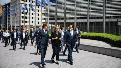 MP Wüst, Wirtschaftsministerin Neubaur und Europaminister Liminski gehen zum Berlaymont-Gebäude in Brüssel, im Hintergrund die Delegation