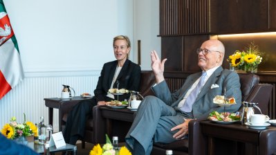 Ministerpräsident Hendrik Wüst überreicht den Bundesverdienstorden an Dr. Walter Wübben