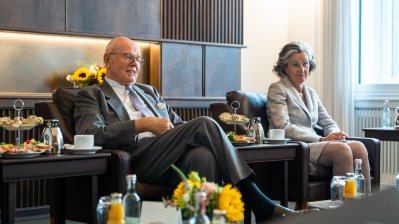 Ministerpräsident Hendrik Wüst überreicht den Bundesverdienstorden an Dr. Walter Wübben