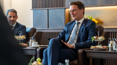 Ministerpräsident Hendrik Wüst überreicht den Bundesverdienstorden an Dr. Walter Wübben