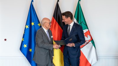 Ministerpräsident Hendrik Wüst überreicht den Bundesverdienstorden an Dr. Walter Wübben