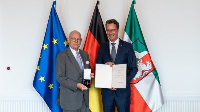 Ministerpräsident Hendrik Wüst überreicht den Bundesverdienstorden an Dr. Walter Wübben
