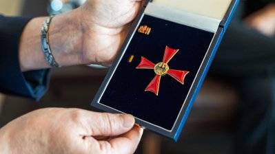 Ministerpräsident Hendrik Wüst überreicht den Bundesverdienstorden an Dr. Walter Wübben