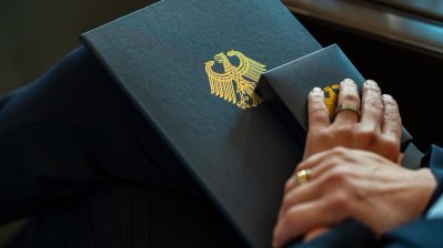 Ministerpräsident Hendrik Wüst überreicht den Bundesverdienstorden an Dr. Walter Wübben