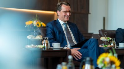 Ministerpräsident Hendrik Wüst überreicht den Bundesverdienstorden an Dr. Walter Wübben