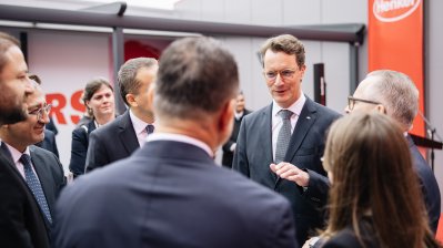 Ministerpräsident Wüst besucht gemeinsam mit dem Henkel-CEO Carsten Knobel das Henkel-Werk in Elmadağ bei Ankara