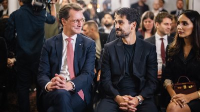 Ministerpräsident Wüst überreicht die Mevlüde-Genç-Medaille in Istanbul an İlkay Gündoğan