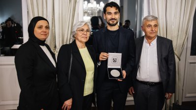 Ministerpräsident Wüst überreicht die Mevlüde-Genç-Medaille in Istanbul an İlkay Gündoğan