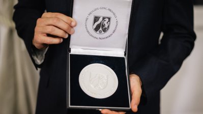 Ministerpräsident Wüst überreicht die Mevlüde-Genç-Medaille in Istanbul an İlkay Gündoğan