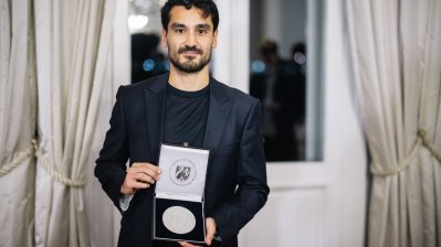 Ministerpräsident Wüst überreicht die Mevlüde-Genç-Medaille in Istanbul an İlkay Gündoğan