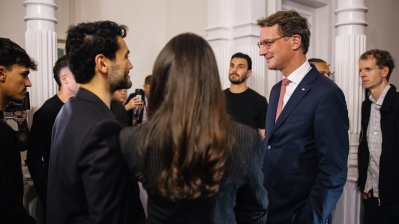 Ministerpräsident Wüst überreicht die Mevlüde-Genç-Medaille in Istanbul an İlkay Gündoğan