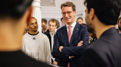 Ministerpräsident Wüst überreicht die Mevlüde-Genç-Medaille in Istanbul an İlkay Gündoğan