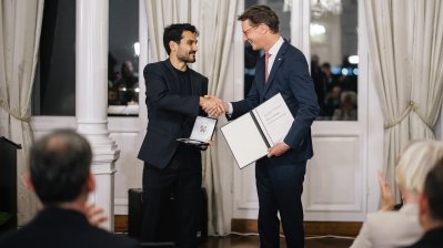 Ministerpräsident Wüst überreicht die Mevlüde-Genç-Medaille in Istanbul an İlkay Gündoğan