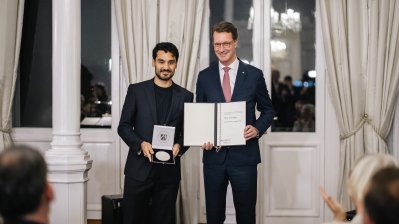 Ministerpräsident Wüst überreicht die Mevlüde-Genç-Medaille in Istanbul an İlkay Gündoğan