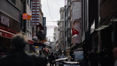  Ministerpräsident Wüst unternimmt mit Zeitzeuginnen und Zeitzeugen einen historischen Stadtspaziergang durch die Viertel Tophane und Karaköy