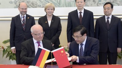 Vertragsunterzeichnung zu Koorperationvereinbarungen