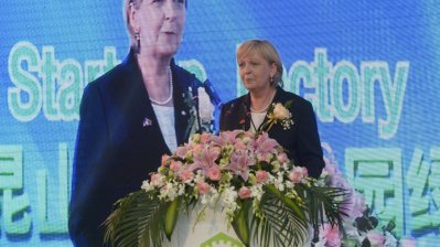 Ministerpräsidentin Hannelore Kraft hält ein Grußwort in der Startup Factory in Kunshan
