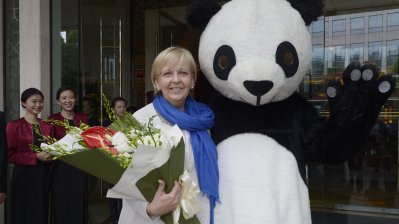 Ministerpräsidentin Hannelore Kraft wird in Chengdu vor dem Hotel von einer Figur im Panda-Kostüm begrüßt.