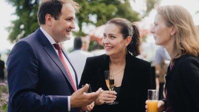 Ministerpräsident Hendrik Wüst empfängt Konsularisches Korps beim Sommerempfang auf Schloss Drachenburg