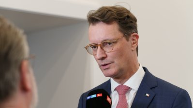 Ministerpräsident Hendrik Wüst gibt ein Pressestatement
