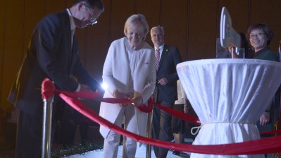 Ministerpräsidentin Hannelore Kraft durchschneidet im Beisein von Wirtschaftsminister Garrelt Duin ein rotes Band anlässlich der Eröffnung der Vertretung von NRW.INVEST in Chengdu / Provinz Sichuan