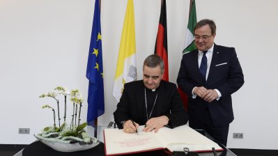 Ministerpräsident Armin Laschet empfängt den Apostolischen Nuntius in der Bundesrepublik Deutschland, Erzbischof Dr. Nikola Eterović