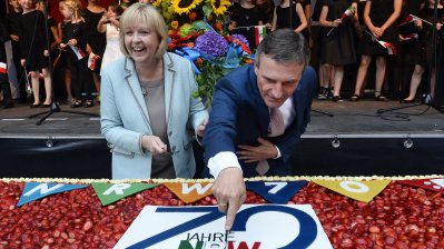 Ministerpräsidentin Hannelore Kraft und Oberbürgermeister Thomas Geisel schneiden gemeinsam die NRW-Tag-Geburtstagstorte an