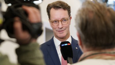 Ministerpräsident Hendrik Wüst gibt ein Pressestatement